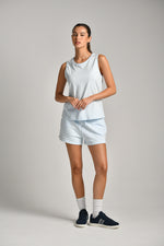 גופייה בייסיק עם לוגו בגב