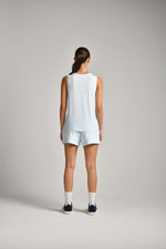 גופייה בייסיק עם לוגו בגב