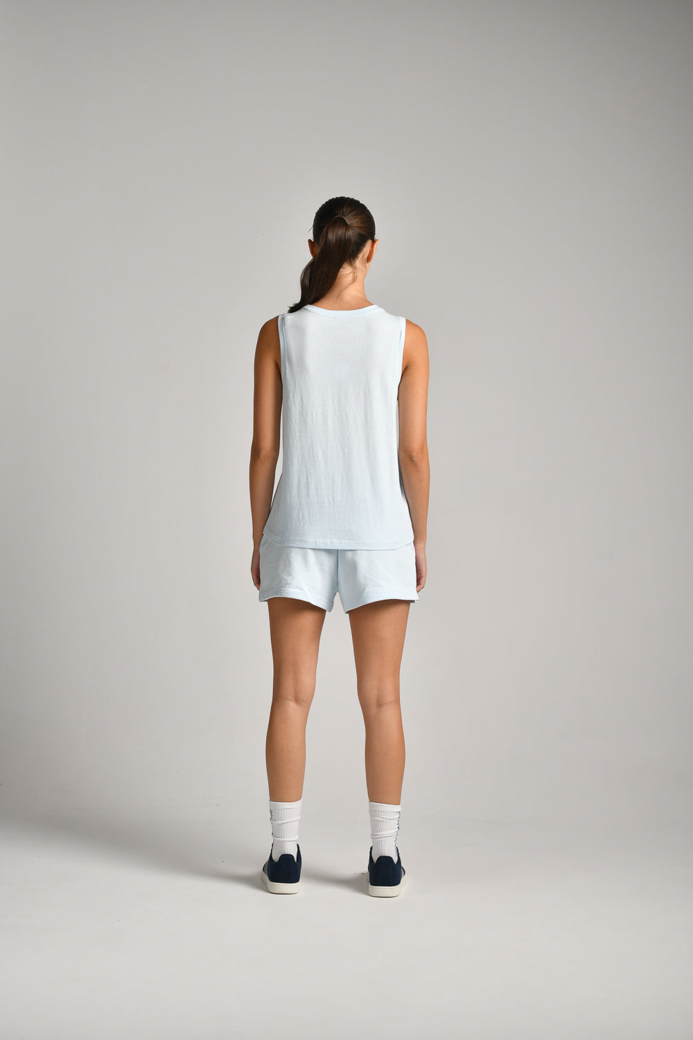 גופייה בייסיק עם לוגו בגב