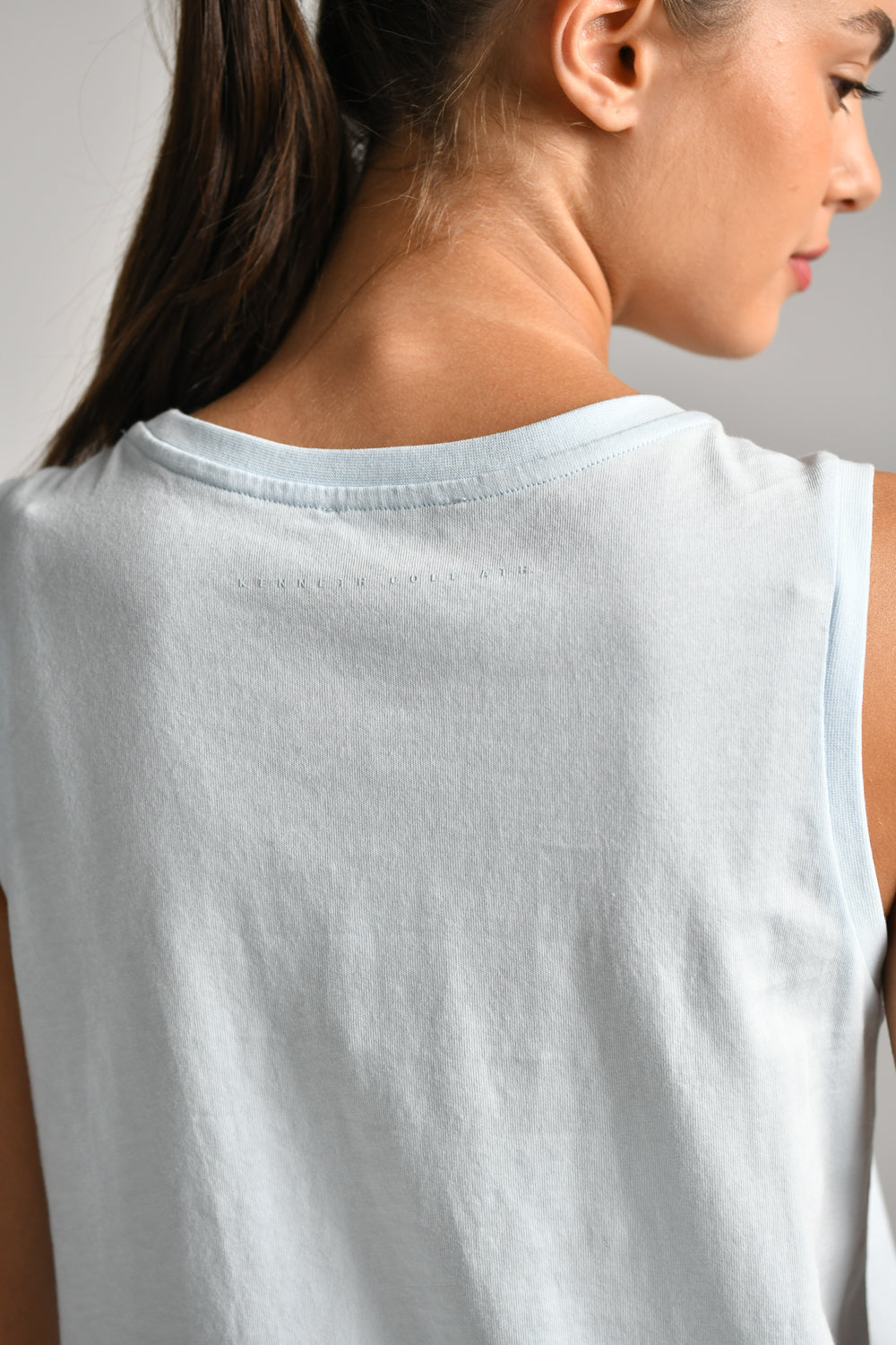 גופייה בייסיק עם לוגו בגב