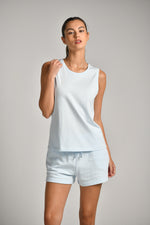 גופייה בייסיק עם לוגו בגב