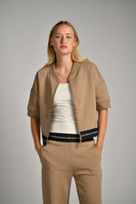 ג'קט עם שרוולים קצרים