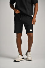 מכנסיים קצרים עם תווית רקומה