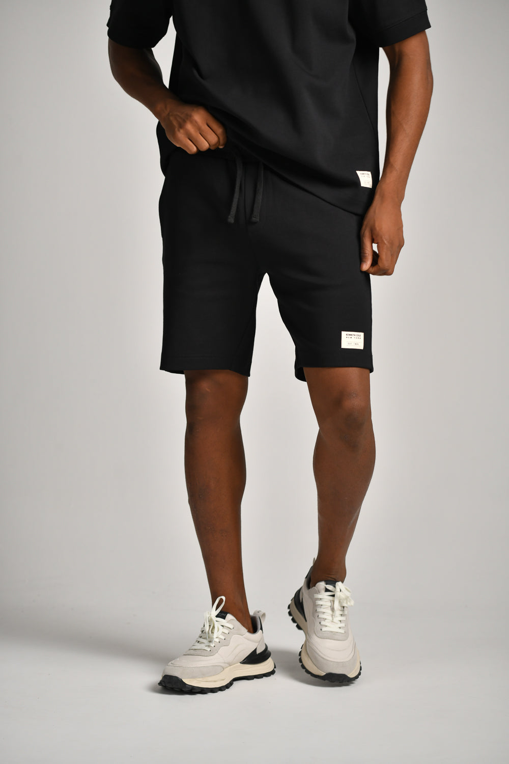 מכנסיים קצרים עם תווית רקומה