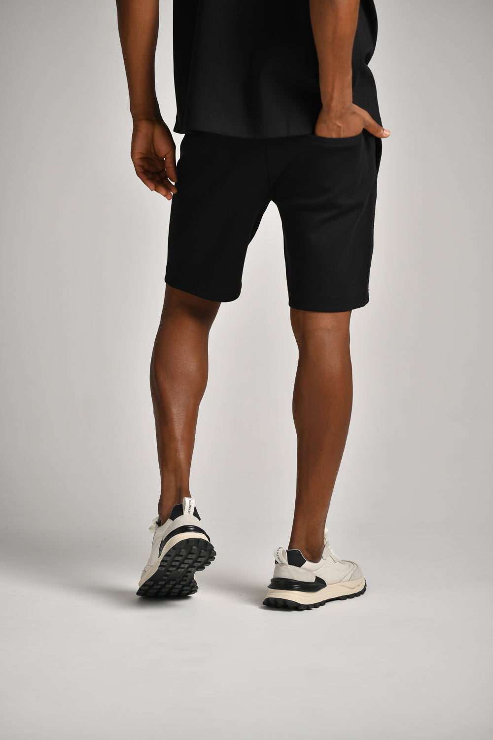 מכנסיים קצרים עם תווית רקומה