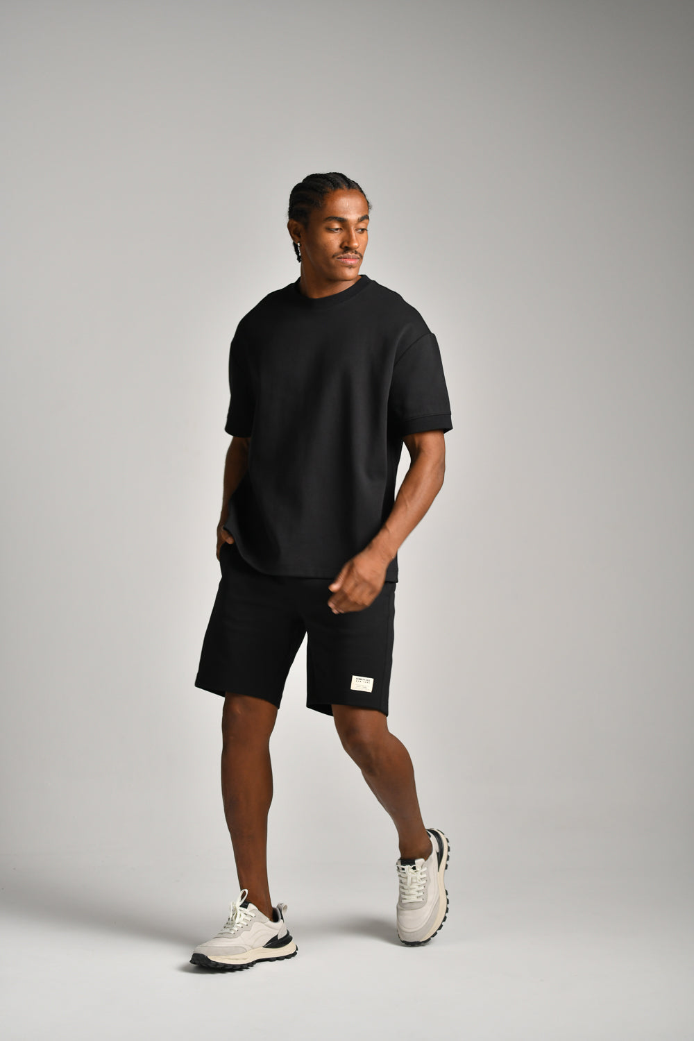 מכנסיים קצרים עם תווית רקומה