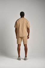 מכנסיים קצרים עם תווית רקומה