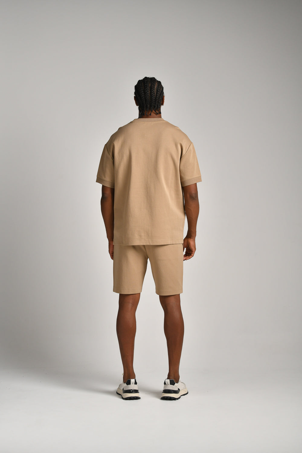 מכנסיים קצרים עם תווית רקומה