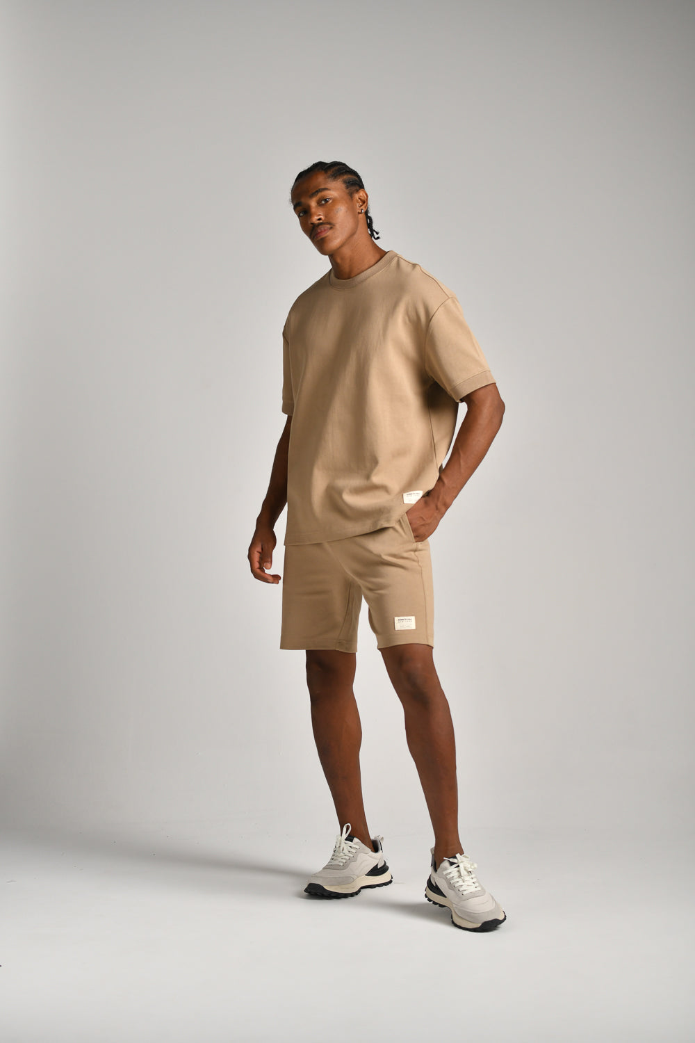 מכנסיים קצרים עם תווית רקומה