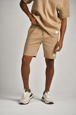 מכנסיים קצרים עם תווית רקומה