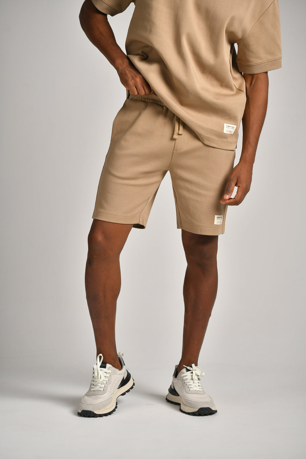 מכנסיים קצרים עם תווית רקומה