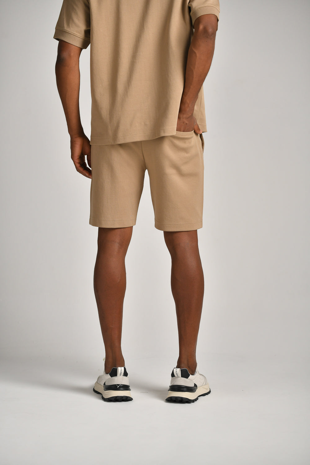 מכנסיים קצרים עם תווית רקומה