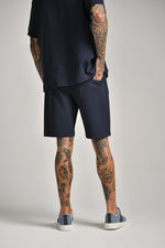 מכנסיים קצרים עם תווית רקומה