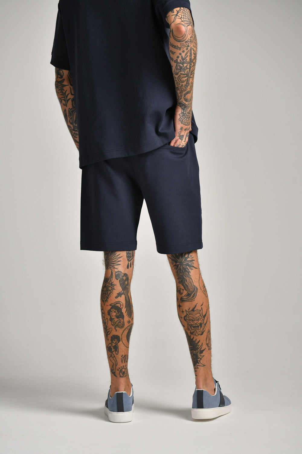 מכנסיים קצרים עם תווית רקומה