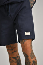 מכנסיים קצרים עם תווית רקומה