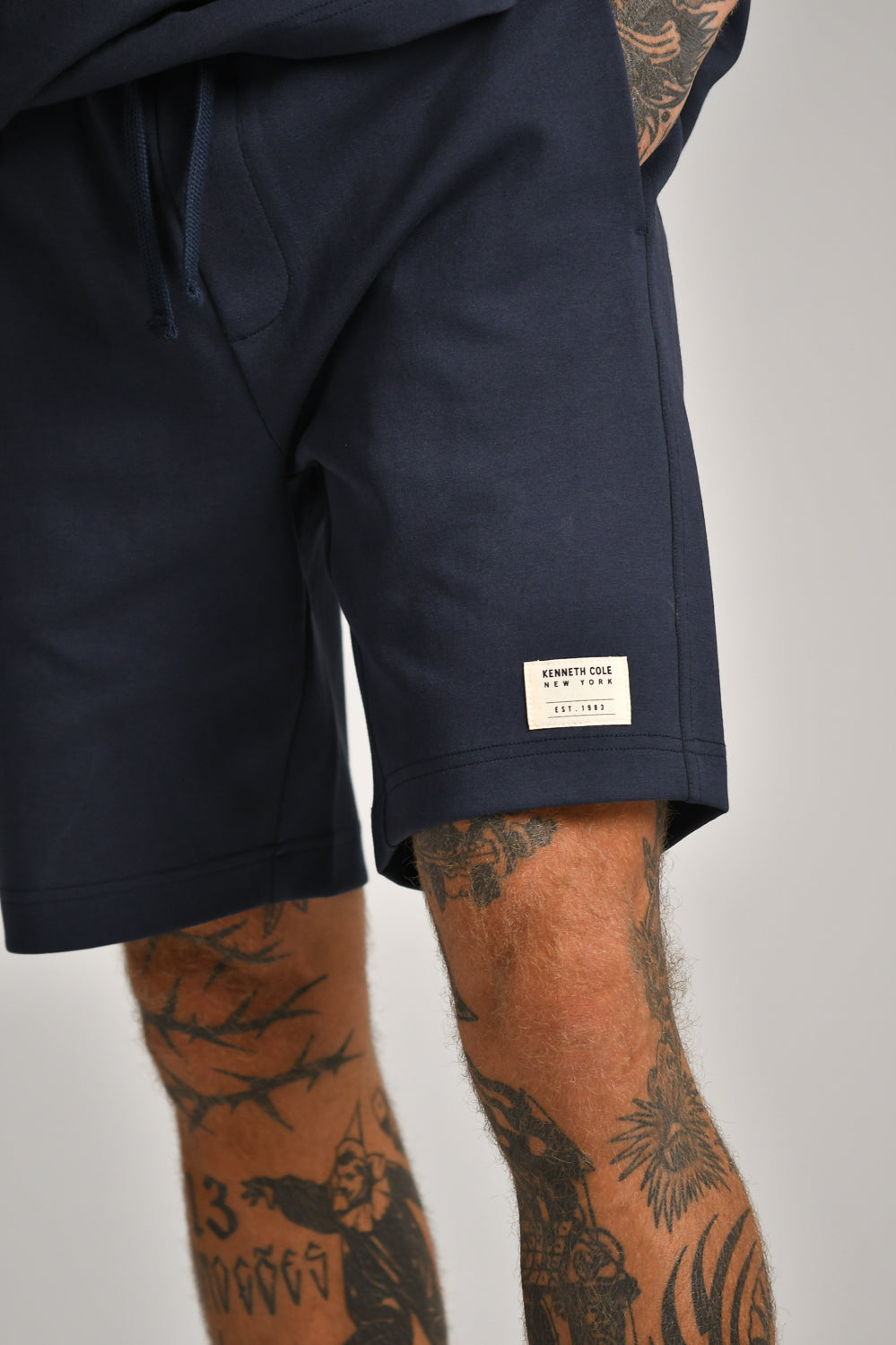 מכנסיים קצרים עם תווית רקומה