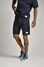 מכנסיים קצרים עם תווית רקומה