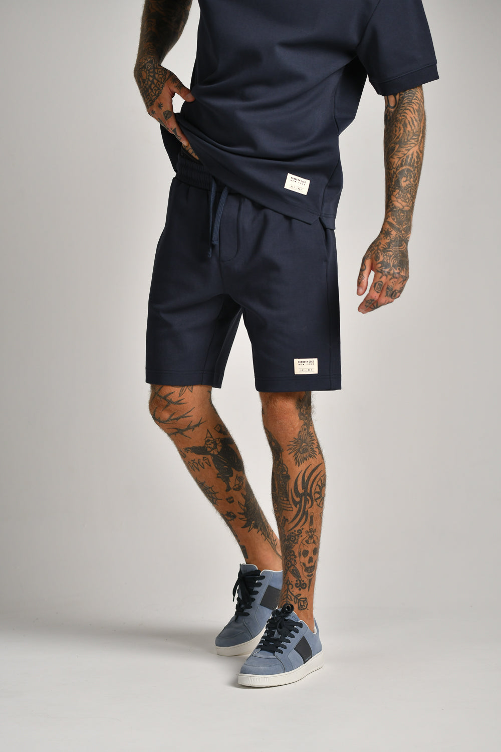 מכנסיים קצרים עם תווית רקומה