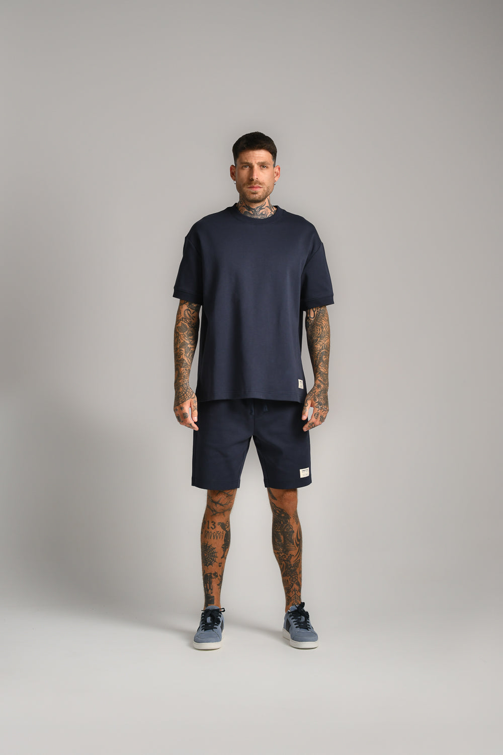 מכנסיים קצרים עם תווית רקומה