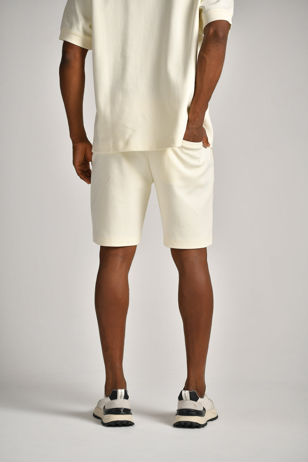 מכנסיים קצרים עם תווית רקומה