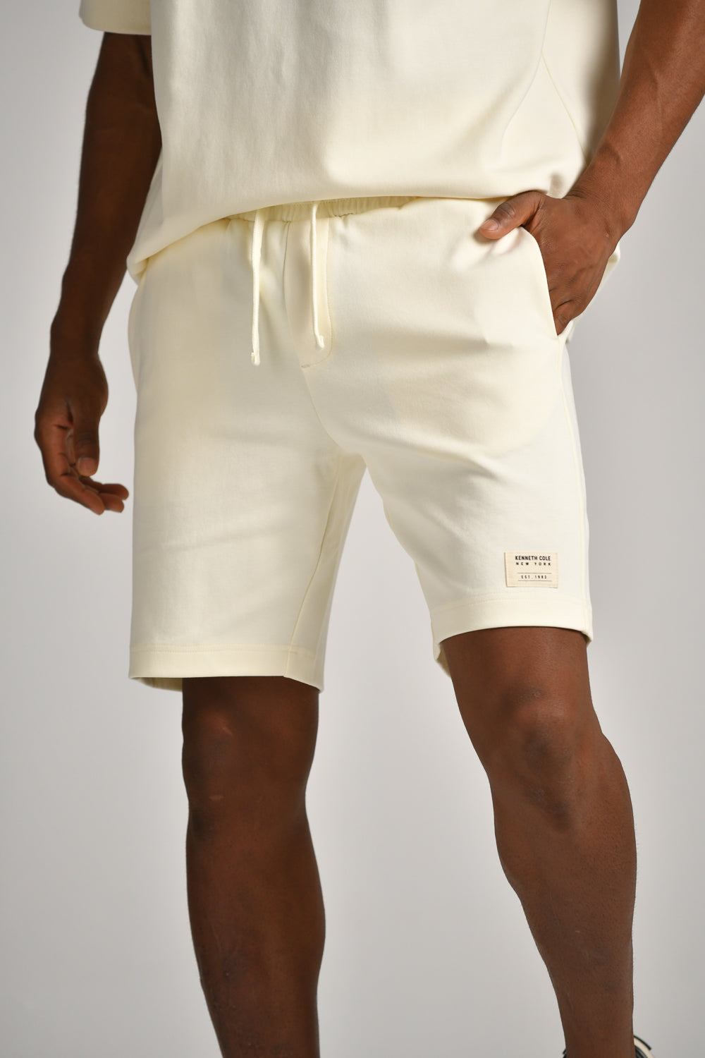 מכנסיים קצרים עם תווית רקומה