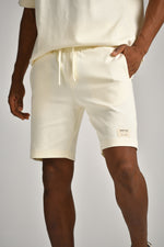 מכנסיים קצרים עם תווית רקומה