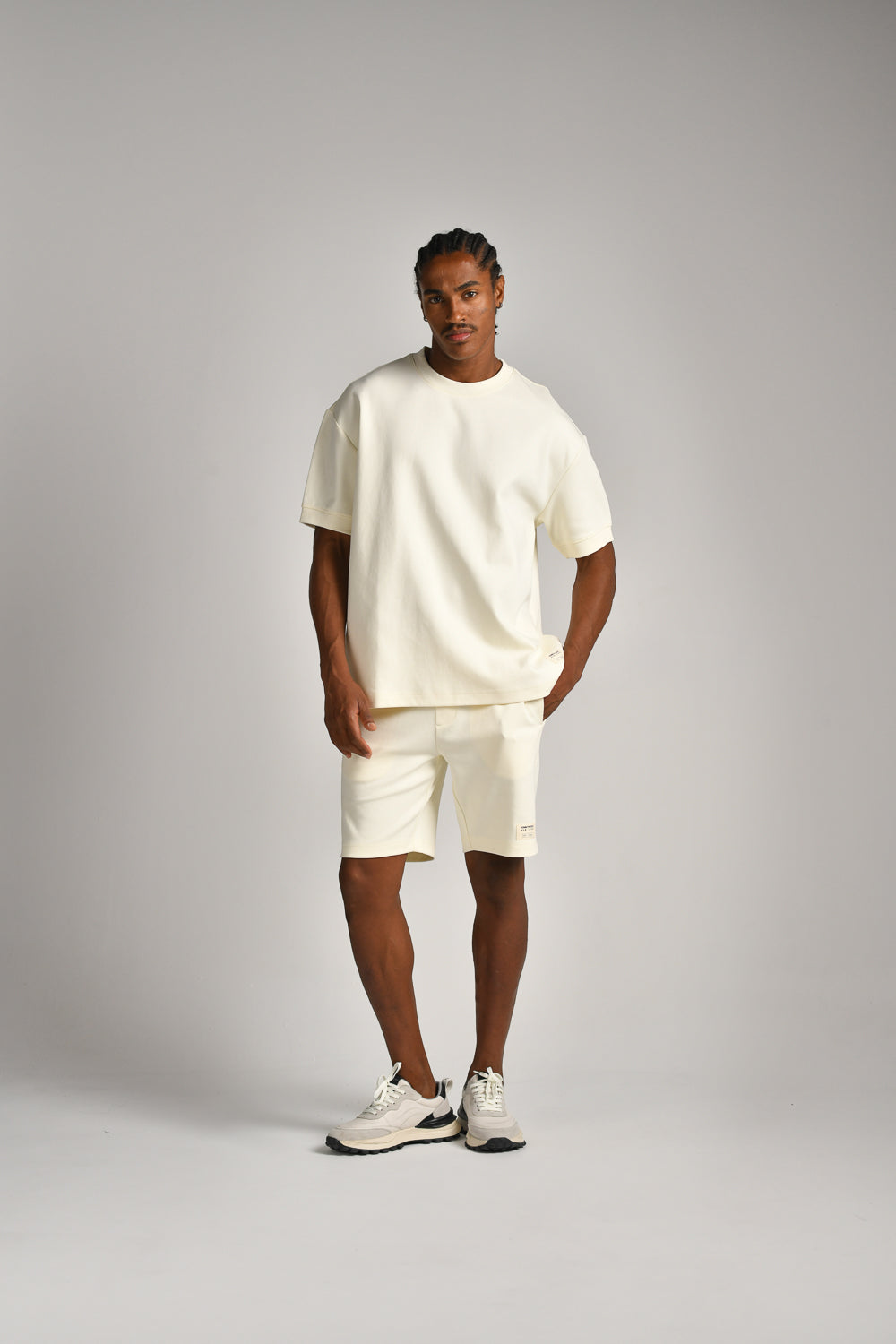 מכנסיים קצרים עם תווית רקומה