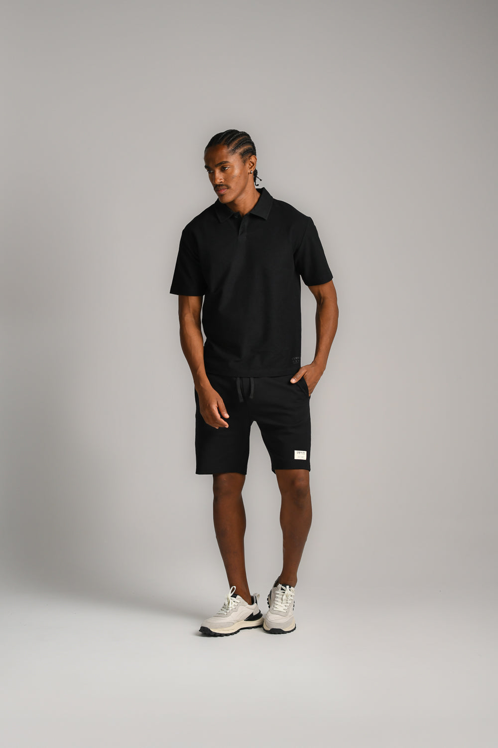 חולצה קצרה עם צווארון פולו