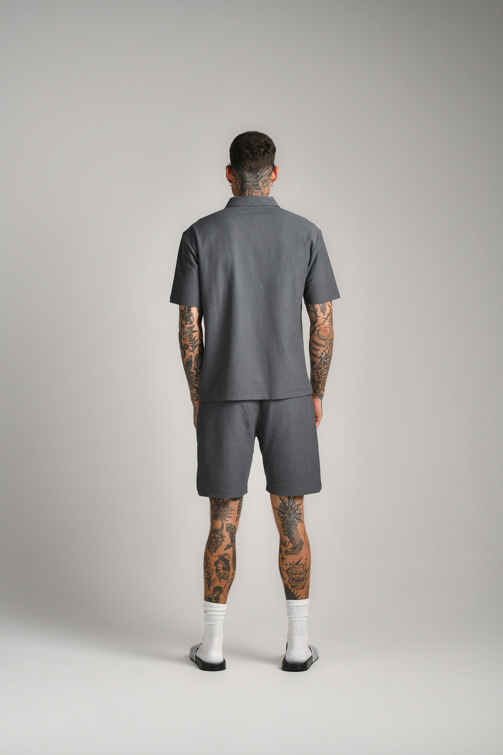 חולצה קצרה עם צווארון פולו