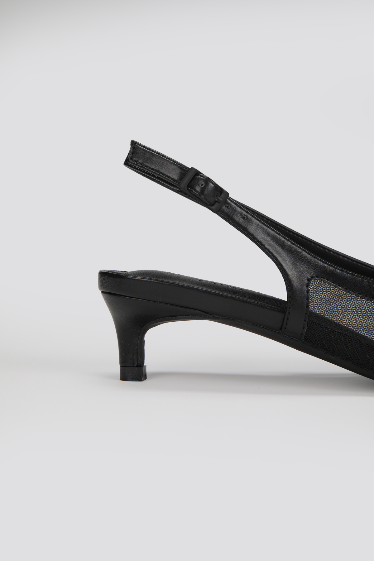 סנדלי עקב נשים