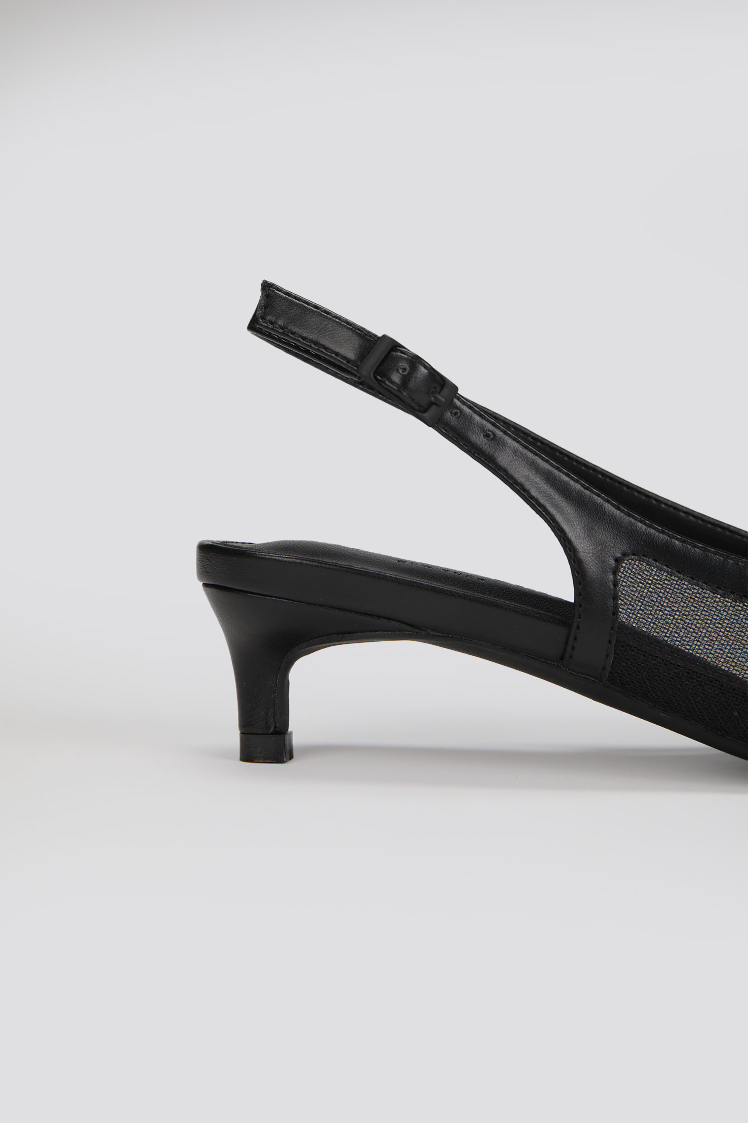 סנדלי עקב נשים