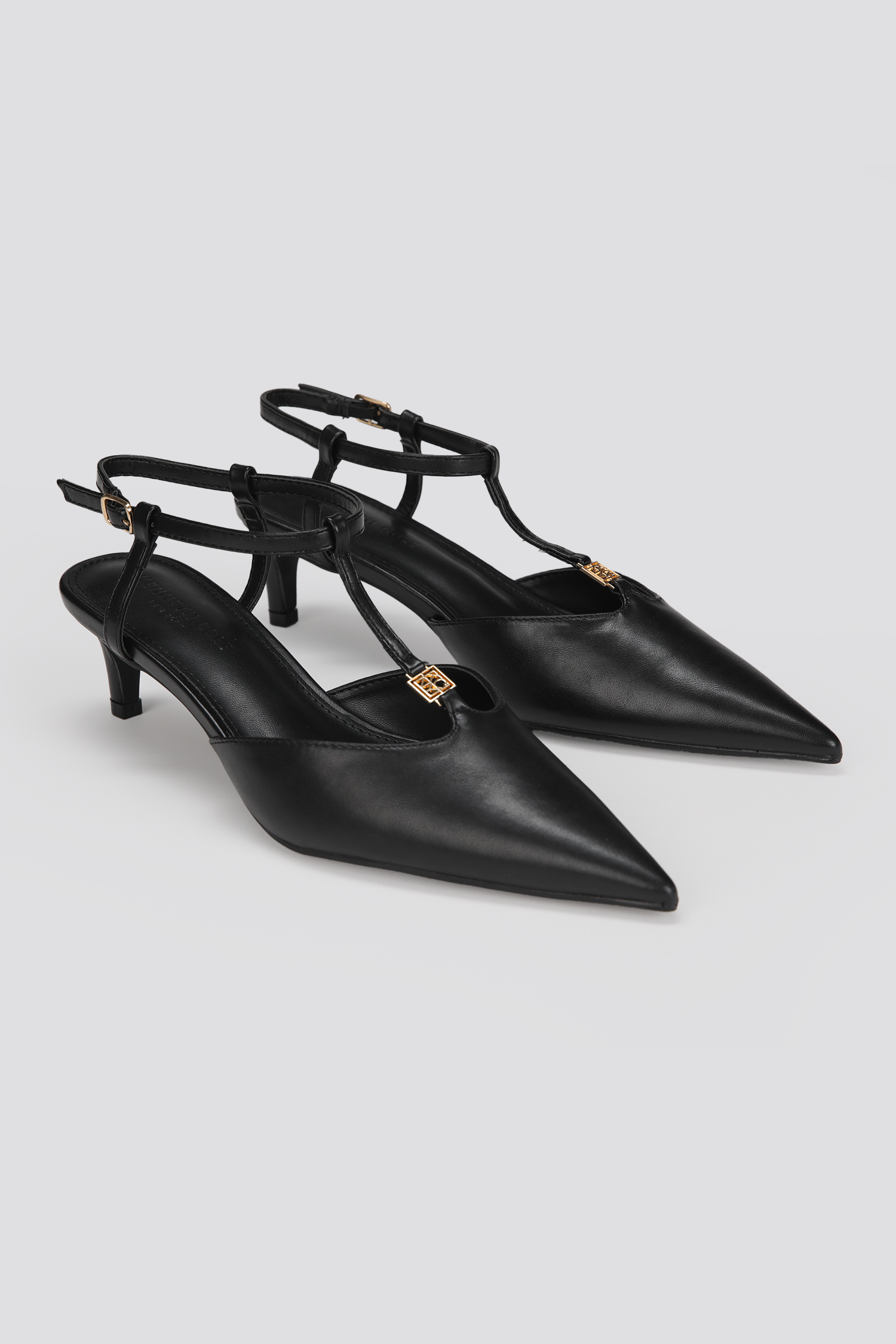 סנדלי עקב נשים