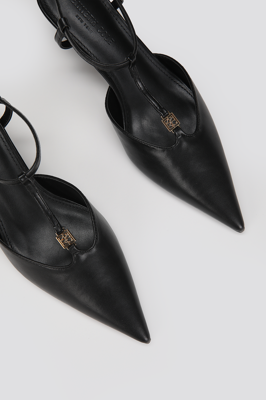 סנדלי עקב נשים