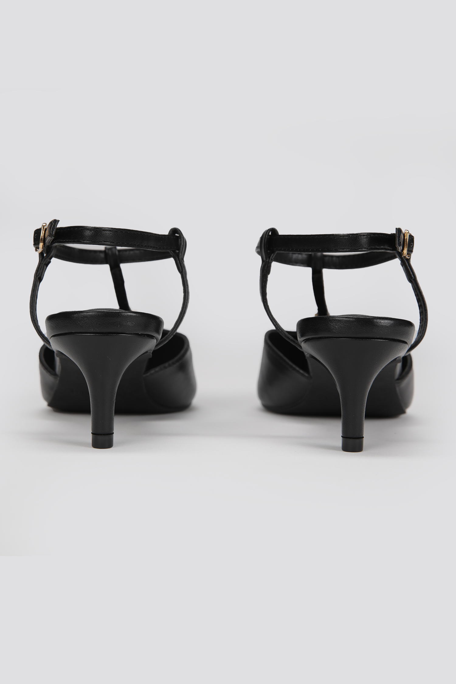 סנדלי עקב נשים