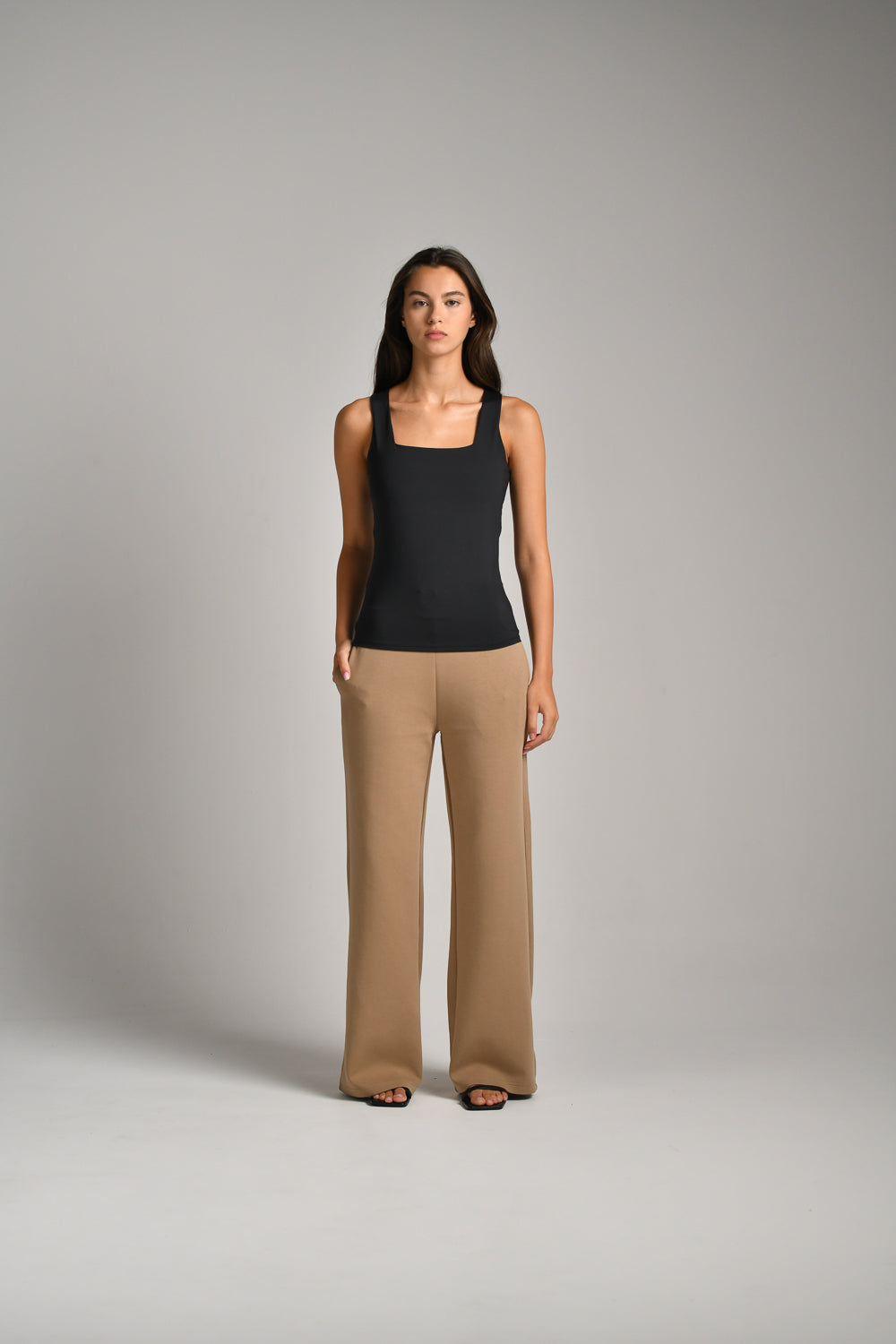 גופייה מבד אלסטי מפתח מרובע