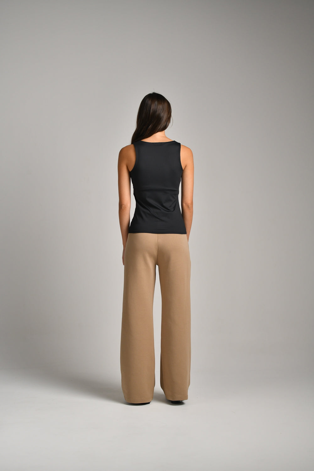 גופייה מבד אלסטי מפתח מרובע