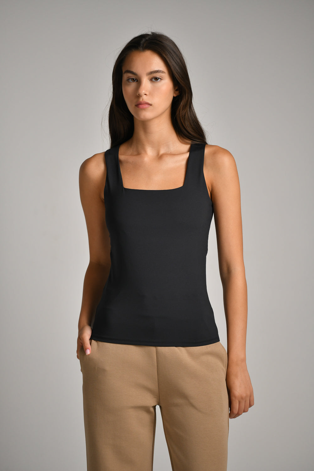 גופייה מבד אלסטי מפתח מרובע