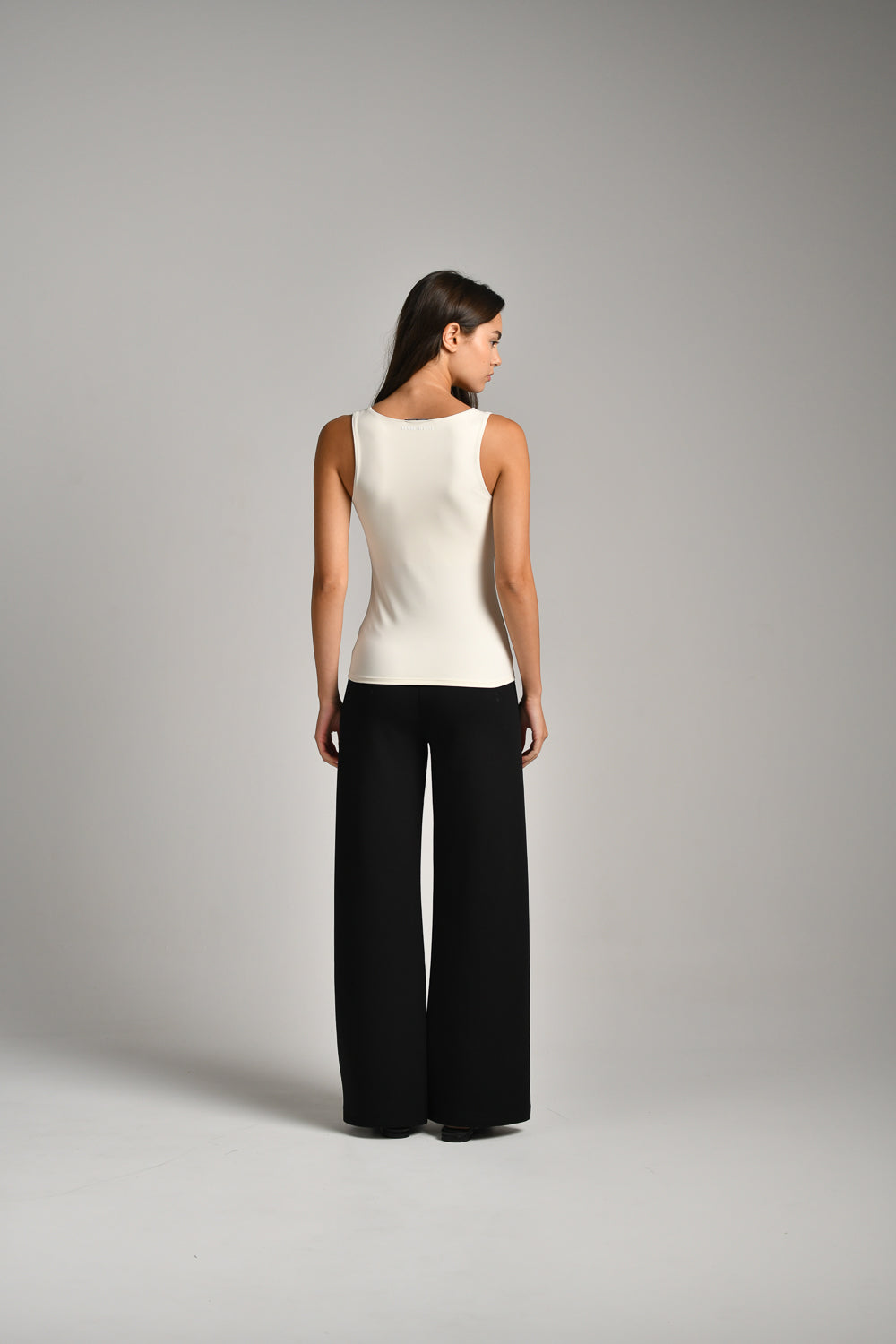 גופייה מבד אלסטי מפתח מרובע