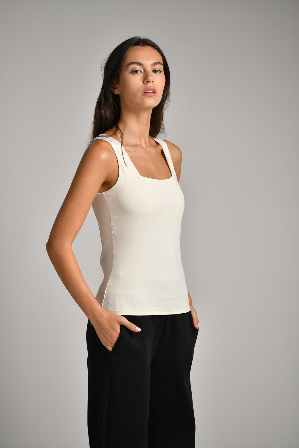 גופייה מבד אלסטי מפתח מרובע