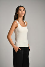 גופייה מבד אלסטי מפתח מרובע