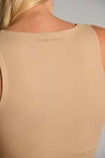 גופייה מבד אלסטי מפתח מרובע