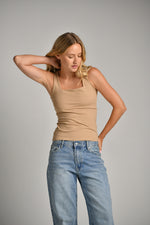 גופייה מבד אלסטי מפתח מרובע