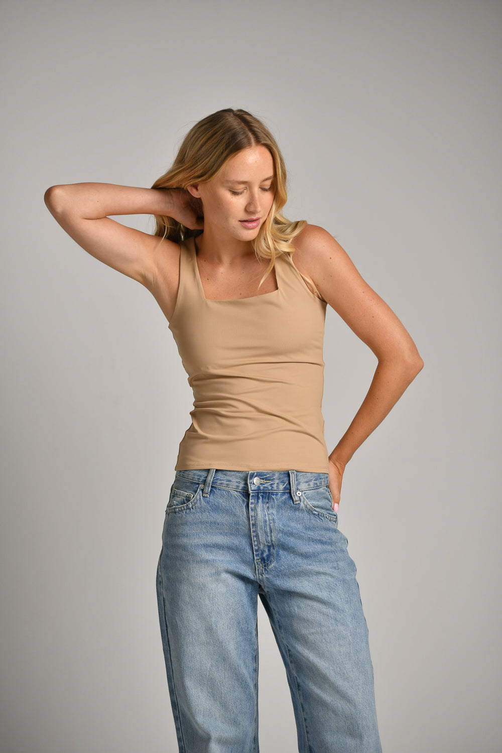 גופייה מבד אלסטי מפתח מרובע