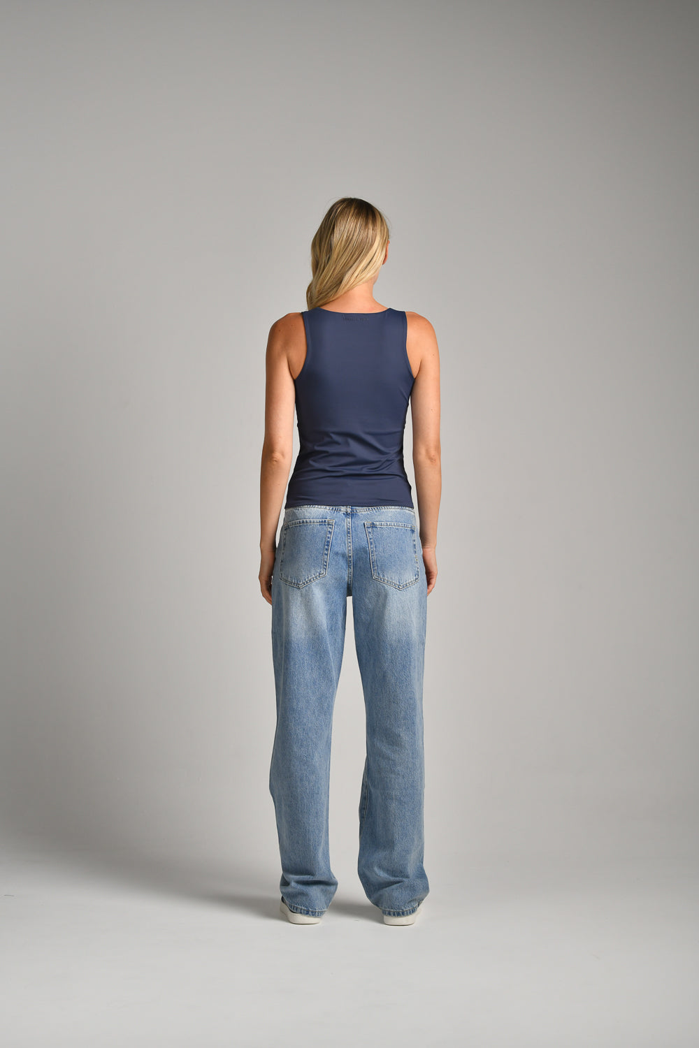 גופייה מבד אלסטי מפתח מרובע