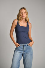 גופייה מבד אלסטי מפתח מרובע