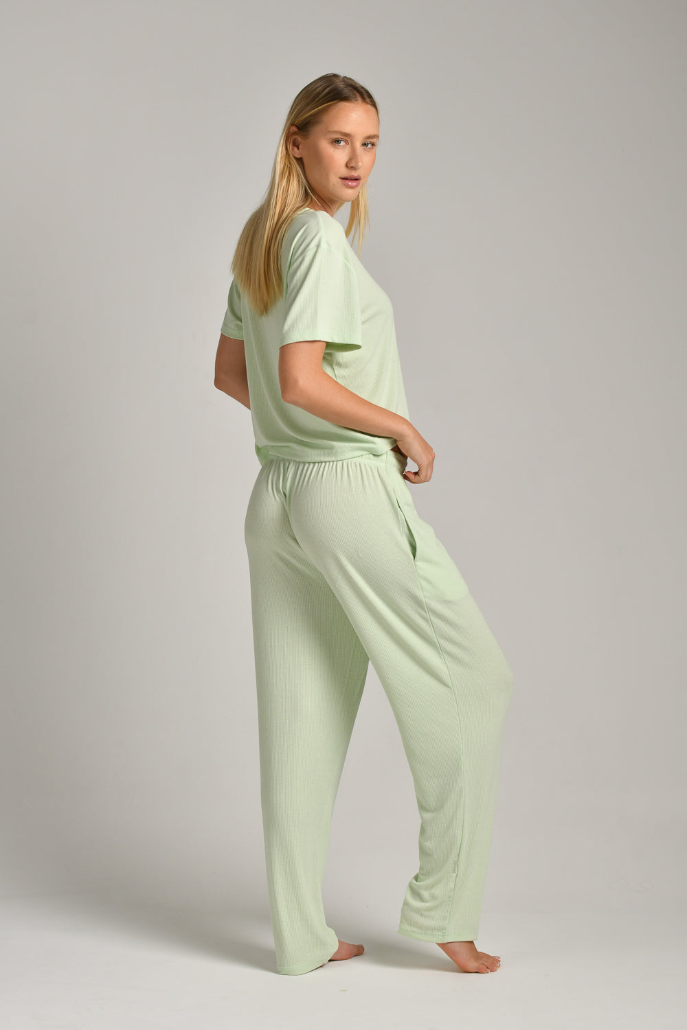 חולצת קרופ טופ סופט לנשים 