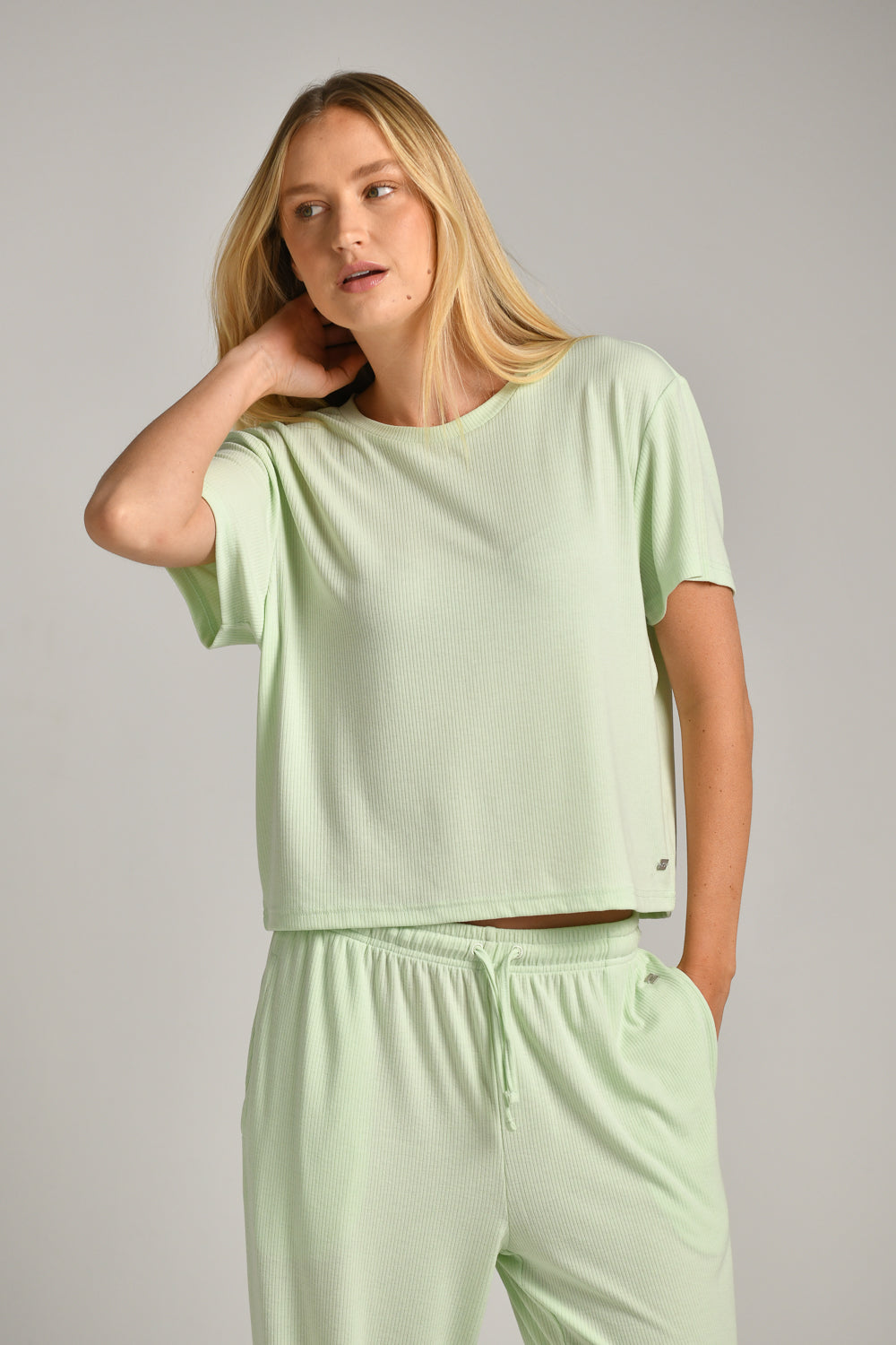 חולצת קרופ טופ סופט לנשים 