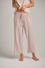 מכנסי בית בגזרה מתרחבת לנשים