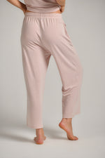 מכנסי בית בגזרה מתרחבת לנשים