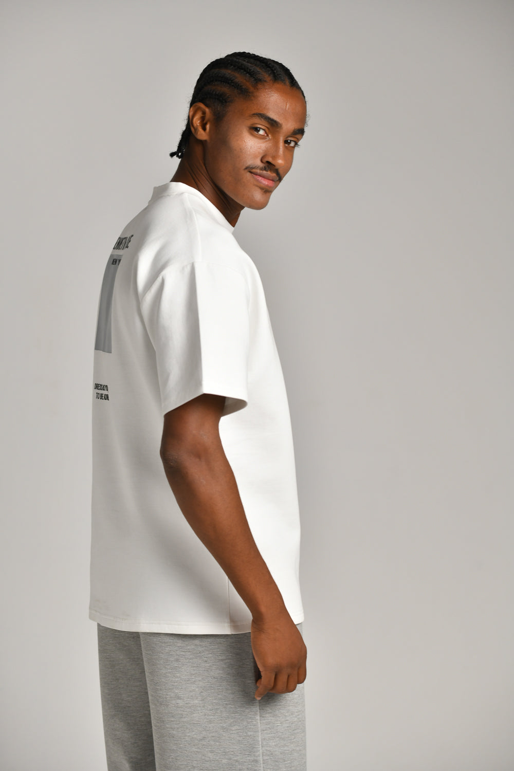 טי שירט אוברסייז עם דפוס בגב